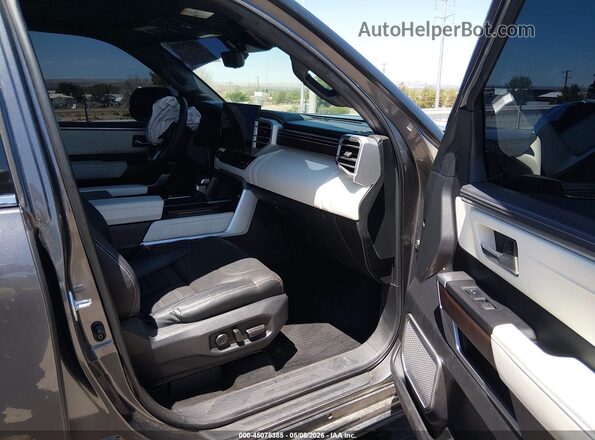 7SVAAABA5PX017896 2023 TOYOTA SEQUOIA Gray Widok wnętrza z przodu