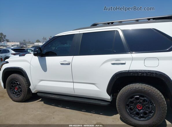 7SVAAABA7RX038557 2024 TOYOTA SEQUOIA White 360 interior view
