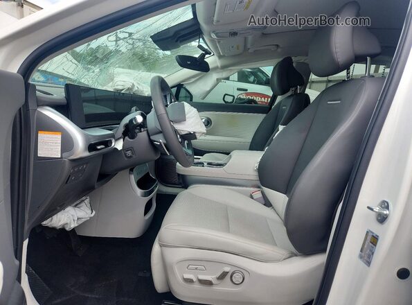 7YAMWFS58TY004260 2026 HYUNDAI IONIQ White Вид салону спереду