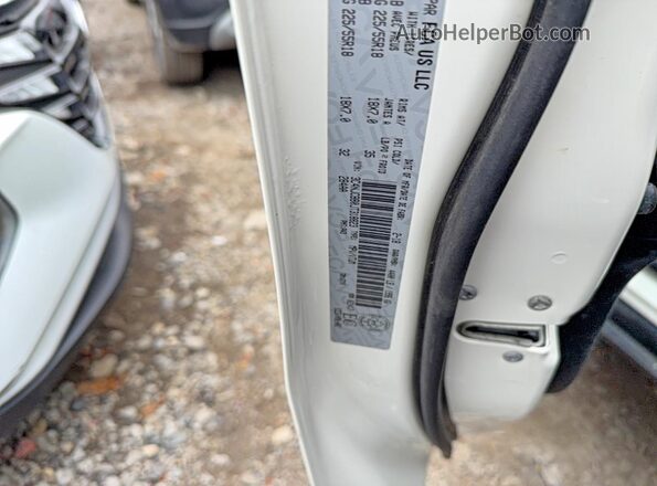 3C4NJCBB0JT318823 2018 JEEP COMPASS White Widok wnętrza z tyłu