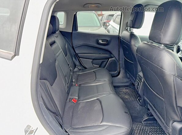 3C4NJCBB0JT318823 2018 JEEP COMPASS White Widok wnętrza z przodu