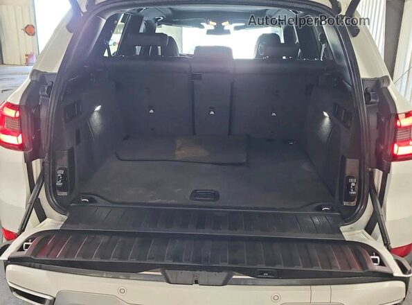 5UXCR6C08L9B81724 2020 BMW X5 White Widok wnętrza z tyłu