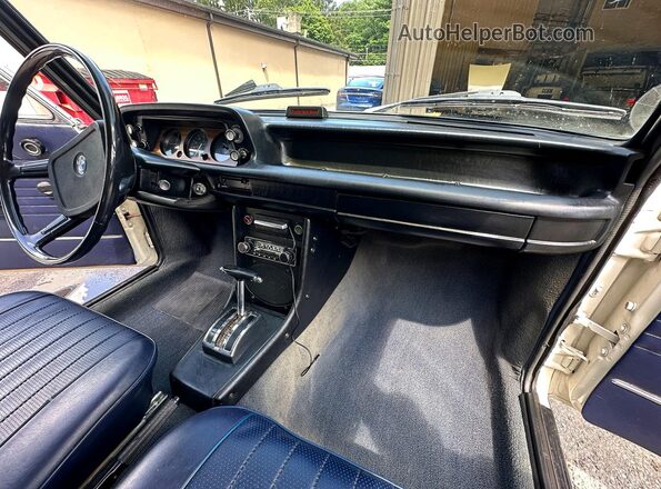 4280399 1974 BMW 2000 White Вид задніх сидінь