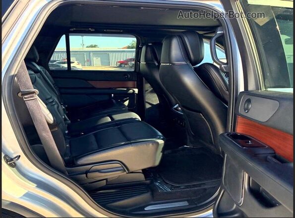 5LMJJ2LT0LEL22530 2020 LINCOLN NAVIGATOR Серебряный Вид салона спереди