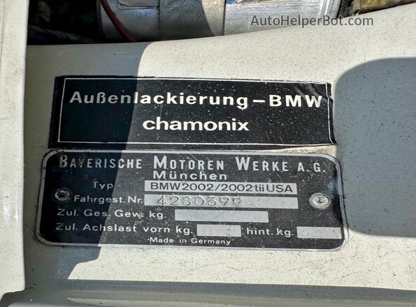 4280399 1974 BMW 2000 White Вид задньої частини салону