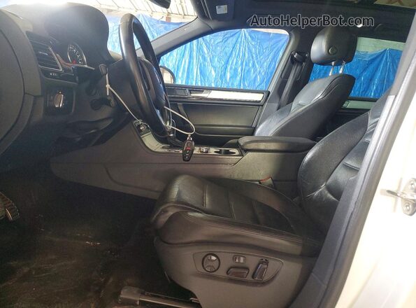 WVGRF7BP1HD000355 2017 VOLKSWAGEN TOUAREG White 