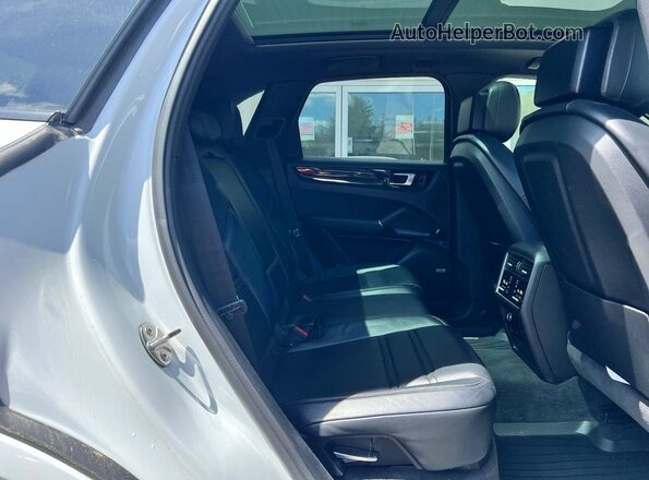 WP1AA2AY2KDA00870 2019 PORSCHE CAYENNE White Widok z tyłu