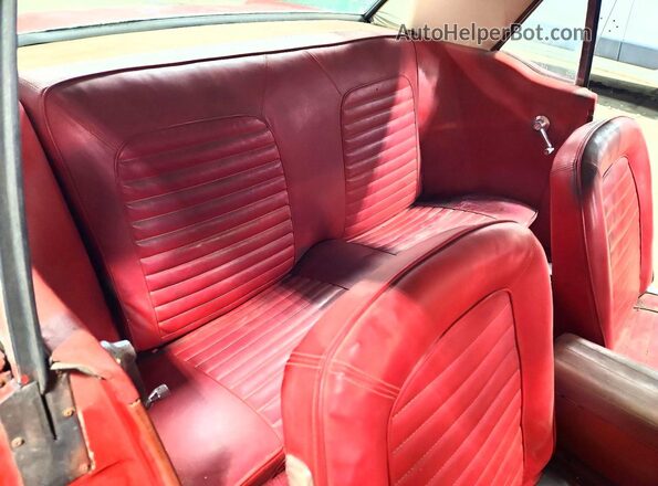 F07F204222 1965 FORD MUSTANG Red Rear seats view