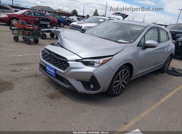 JF1GUAFC6T8220555 2026 SUBARU IMPREZA Silver წინა მარცხენა ხედი სამი მეოთხედიდან