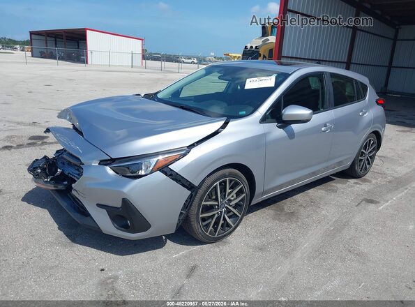 JF1GUAFC8R8390635 2024 SUBARU IMPREZA Silver Առջևի ձախ երեք քառորդ տեսարան