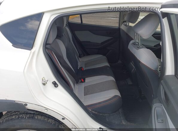 JF2GTADC7J8345563 2018 SUBARU CROSSTREK White Widok naklejki z numerem VIN