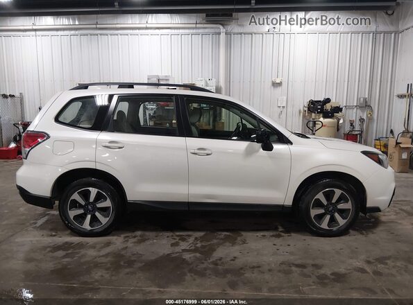 JF2SJABC9JH479073 2018 SUBARU FORESTER White Вид задньої частини салону