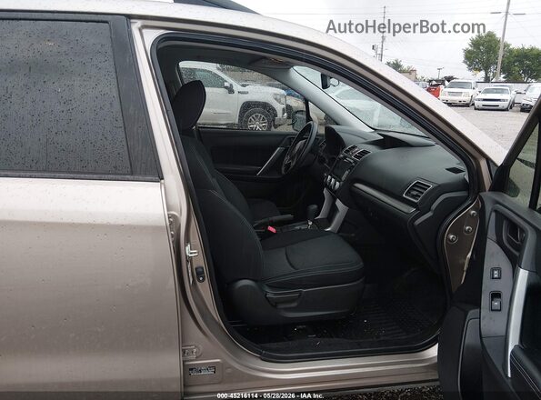 JF2SJADC7GH456381 2016 SUBARU FORESTER Золотой Вид салона спереди