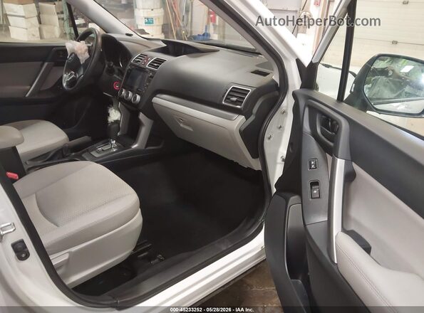 JF2SJADC7GH468577 2016 SUBARU FORESTER White Vista interior delantera