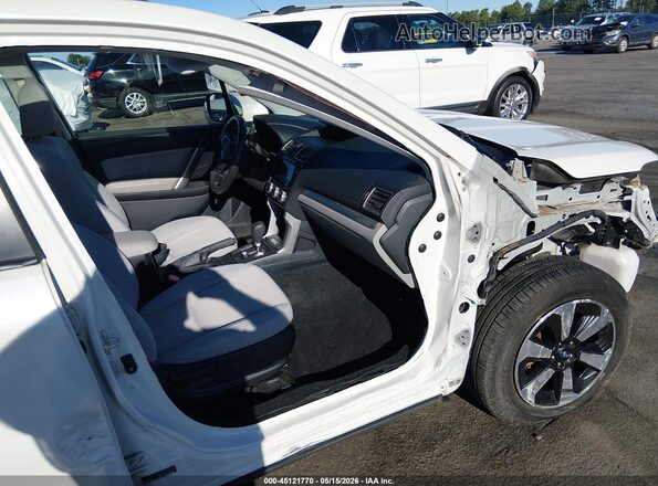 JF2SJAGC3JH508219 2018 SUBARU FORESTER White წინა სალონის ხედი