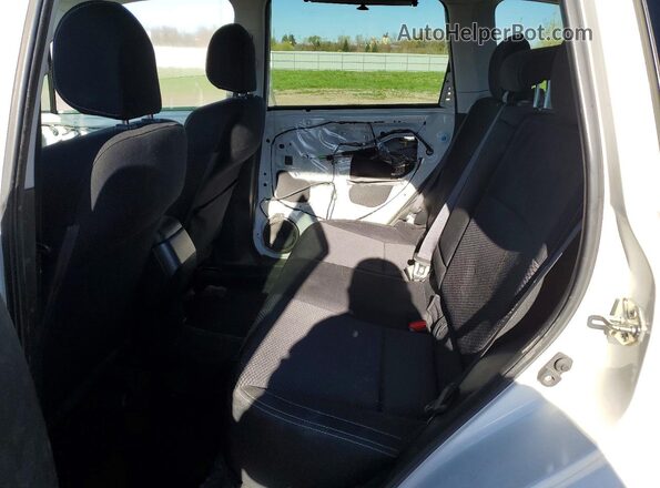 JF2SJEJC7HG587801 2017 SUBARU FORESTER Белый Вид задней части салона