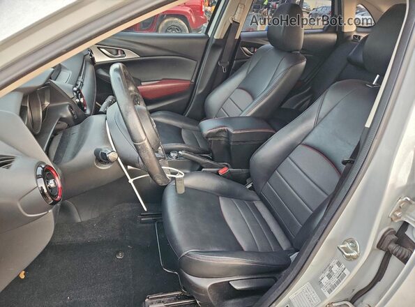 JM1DKDC7XJ0329592 2018 MAZDA CX-3 Silver წინა სალონის ხედი