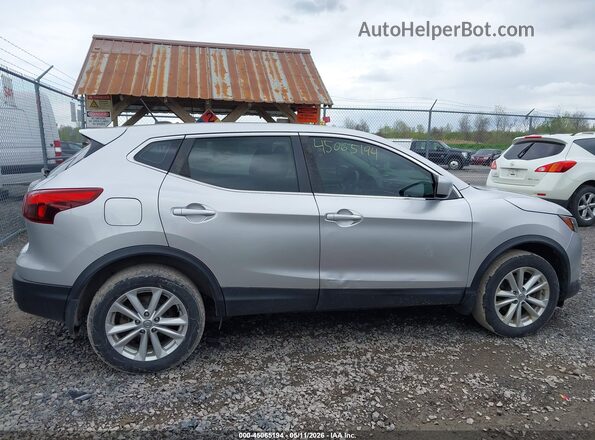 JN1BJ1CPXJW164085 2018 NISSAN ROGUE Silver 