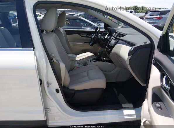 JN1BJ1CPXJW196874 2018 NISSAN ROGUE White Front interior view