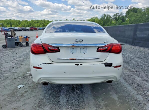JN1BY1AP9JM180160 2018 INFINITI Q70 White უკანა ხედი