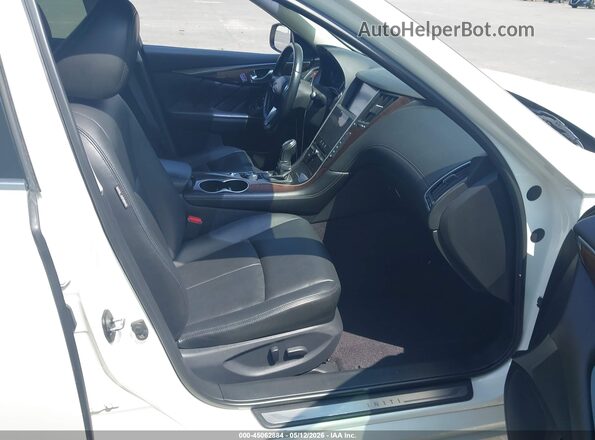 JN1EV7AP2JM365806 2018 INFINITI Q50 White Front interior view