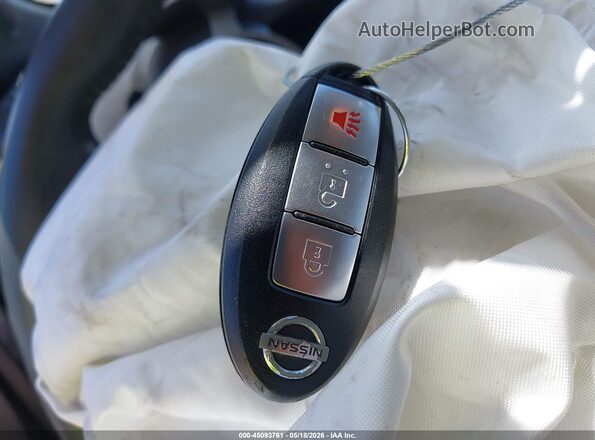 JN8AF5MV8HT750170 2017 NISSAN JUKE Silver Widok deski rozdzielczej