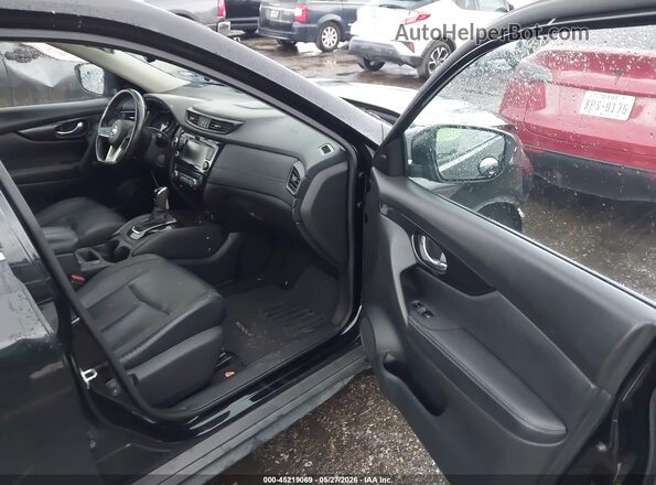 JN8AT2MT7JW466538 2018 NISSAN ROGUE Черный Вид салона спереди