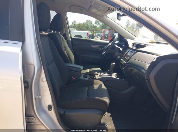 JN8AT2MT7KW266390 2019 NISSAN ROGUE Silver Front interior view