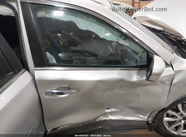 JN8AT2MV2HW285763 2017 NISSAN ROGUE Серебряный Вид салона спереди
