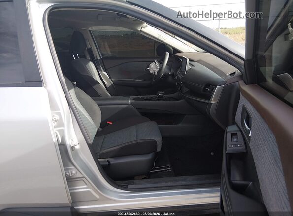 JN8BT3BA4PW416300 2023 NISSAN ROGUE Silver Widok wnętrza z przodu
