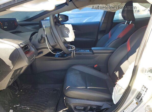 JTDACACU7R3036084 2024 TOYOTA PRIUS Серебряный Вид салона спереди