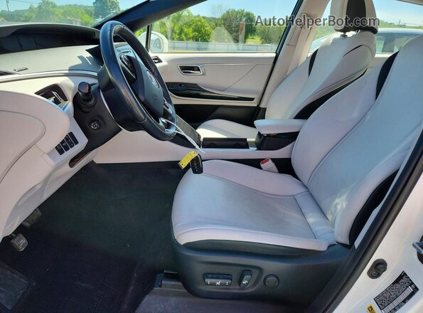 JTDBVRBD5JA004698 2018 TOYOTA MIRAI White Вид салону спереду