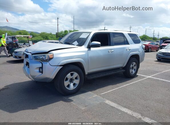 JTEBU5JR5H5452432 2017 TOYOTA 4RUNNER Серебряный Передняя левая четверть