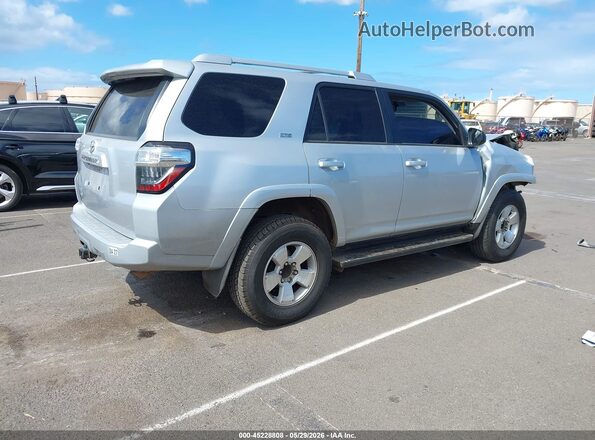JTEBU5JR5H5452432 2017 TOYOTA 4RUNNER Серебряный Задняя правая четверть
