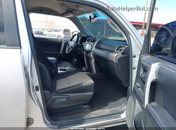 JTEBU5JR5H5452432 2017 TOYOTA 4RUNNER Серебряный Вид салона спереди