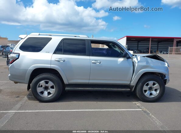 JTEBU5JR5H5452432 2017 TOYOTA 4RUNNER Серебряный Вид задней части салона