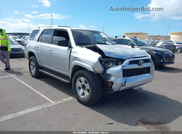 JTEBU5JR5H5452432 2017 TOYOTA 4RUNNER Серебряный Вид спереди