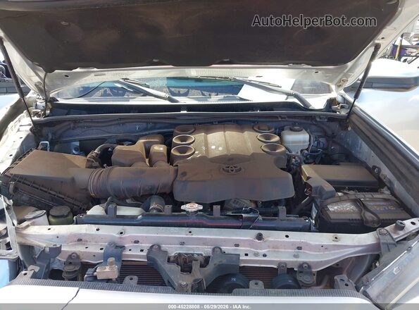 JTEBU5JR5H5452432 2017 TOYOTA 4RUNNER Серебряный Вид сзади
