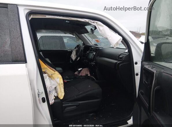 JTEBU5JR8K5711275 2019 TOYOTA 4RUNNER White Widok wnętrza z przodu