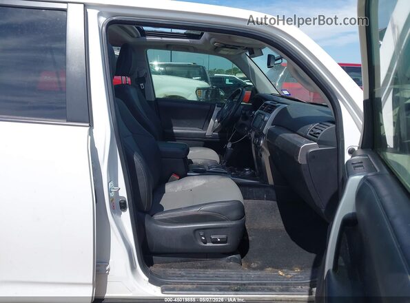 JTEBU5JR9K5664077 2019 TOYOTA 4RUNNER White Front interior view