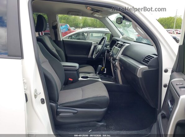 JTEEU5JR2P5281702 2023 TOYOTA 4RUNNER Белый Вид салона спереди