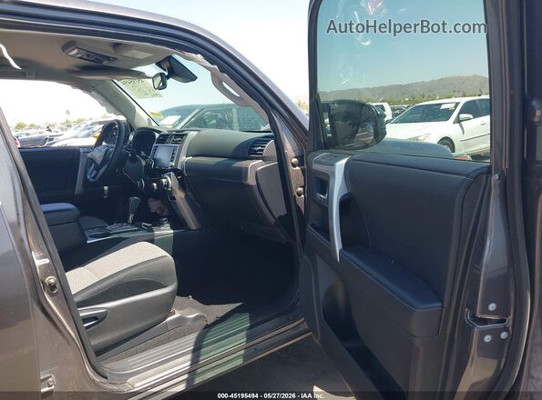 JTEMU5JR1P6156468 2023 TOYOTA 4RUNNER Серый Вид салона спереди