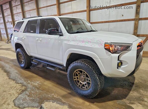 JTEMU5JR3M5962359 2021 TOYOTA 4RUNNER White Delantero derecho