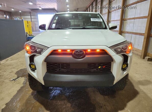 JTEMU5JR3M5962359 2021 TOYOTA 4RUNNER White Vista frontal
