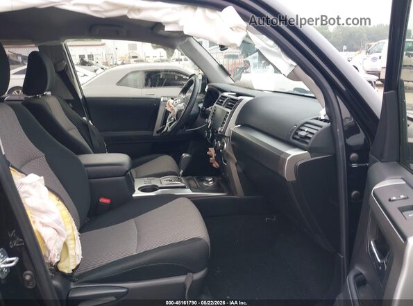 JTEMU5JR8N6036826 2022 TOYOTA 4RUNNER Черный Вид салона спереди
