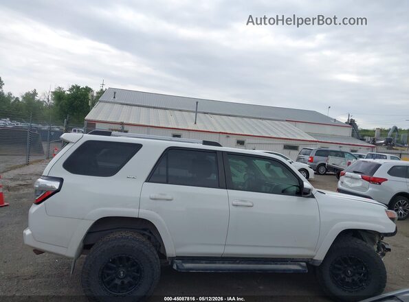 JTEMU5JRXM5868821 2021 TOYOTA 4RUNNER White Вид задньої частини салону