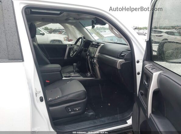 JTENU5JR4R6245216 2024 TOYOTA 4RUNNER White Вид салону спереду