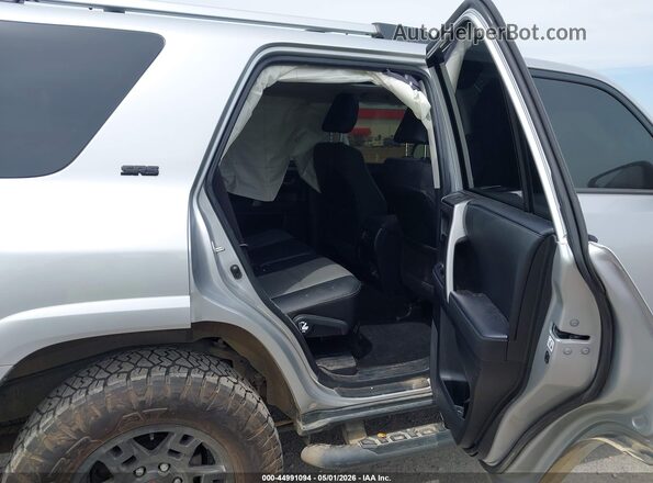 JTENU5JR5P6209693 2023 TOYOTA 4RUNNER Silver Vista de la etiqueta del VIN