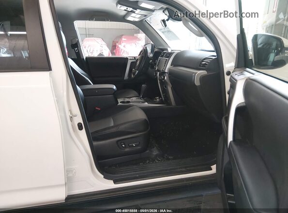 JTENU5JR7P6155166 2023 TOYOTA 4RUNNER White Widok wnętrza z przodu