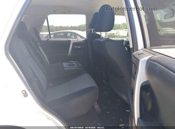 JTEZU5JR3K5201057 2019 TOYOTA 4RUNNER White Widok naklejki z numerem VIN